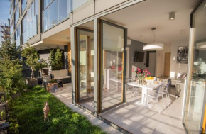 Гостиница Garden Apartment Cracow- Shopping Mall 1min, Underground Parking, Family Friendly, City Center  Краков